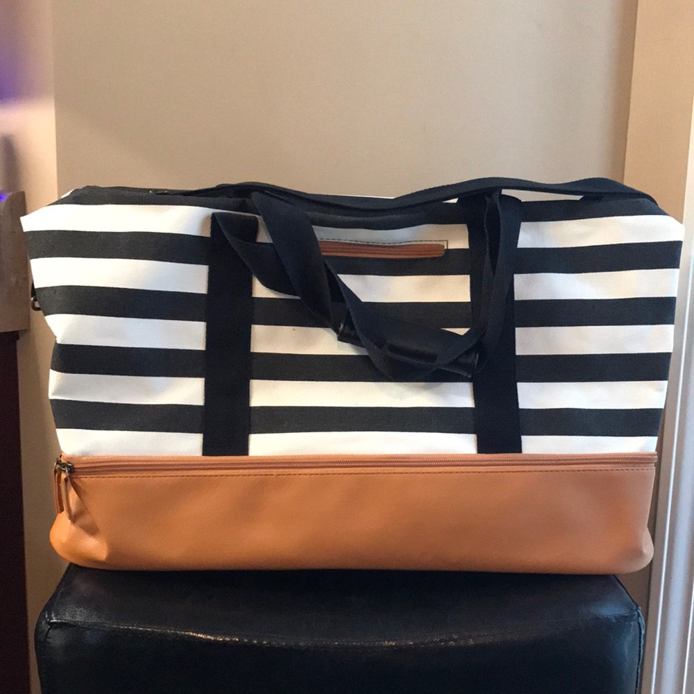 DSW Striped Duffle Bag with zippered compartments - BRAND NEW - Smoke & Pet Free